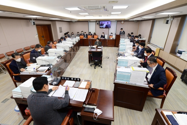 경상남도의회는 예산결산특별위원회는 지난 7일부터 9일까지, 3일간 2023년도 경상남도 예산안과 기금운용계획안에 대한 종합심사를 하고 수정안을 가결했다.