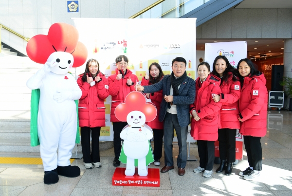 경상남도의회(의장 김진부)는 15일 경상남도의회 로비에서 희망 2023 나눔캠페인의 일원으로 ‘사랑의 열매달기 행사’를 개최하였다.