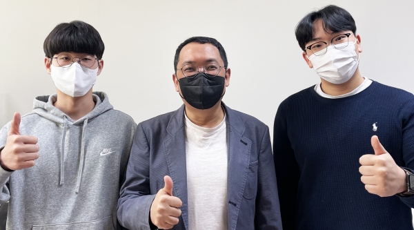 박재현 위성기술연구센터장(가운데)과 장학생으로 선발된 강영훈(왼쪽), 배경훈 씨