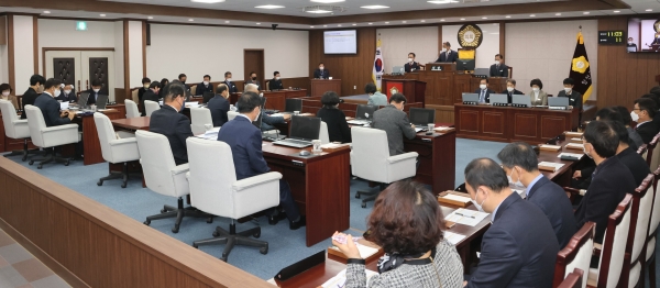 합천군의회(의장 조삼술)는 19일 오전 3차 본회의를 열어 각종 안건을 모두 의결하고 35일간의 정례회 일정을 마무리했다.