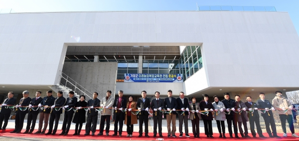 거창군은 지난 28일 구인모 군수와 도의원, 군의원, 농업관련단체장, 농업인 등 200여 명이 참석한 가운데 거창군미래농업복합교육관 준공식을 개최했다.