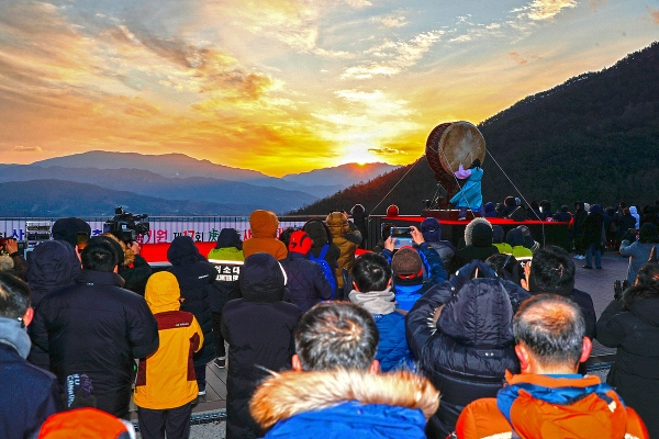 산청군은 내년 1월 1일 오전 금서면 동의보감촌에서 ‘2023산청세계전통의약항노화엑스포 성공개최 기원 해맞이’ 행사를 개최한다고 29일 밝혔다.