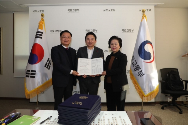 홍남표 창원특례시장 및 김영선 국회의원 등은 28일 서울 국토발전전시관에서 「창원국가산단(2.0)」 신규 지정을 위한 국회의원 51명 서명 건의문을 원희룡 국토교통부 장관에게 전달했다.