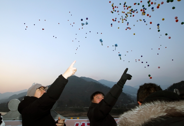 하동군은 새해 첫날 2023하동세계차엑스포 성공개최와 지역발전을 기원하는 ‘2023하동세계차엑스포 성공기원 영호남 한마당 해맞이 행사’를 개최했다고 2일 밝혔다.