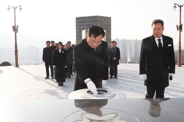 홍남표 창원특례시장은 1일 간부공무원들과 함께 국립3·15민주묘지(마산회원구 소재)와 창원 충혼탑(창원시 성산구 소재) 참배를 시작으로 2023년 새해를 맞이했다.