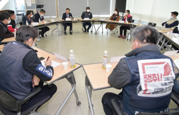 박완수 경상남도지사는 6일 오후 한국노총 경남본부(의장 정진용)와 민주노총 경남지역본부(본부장 조형래)를 처음으로 방문하여 양대노총 관계자들과 소통의 시간을 가졌다.