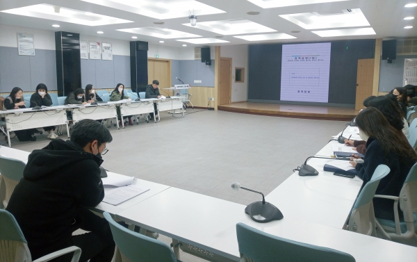 하동군은 군청 공무원으로 구성된 정책연구회 ‘하동다움 연구회’가 지방소멸 위기에 대응하는 새로운 시책 9건을 발굴하고 최근 소회의실에서 발표회를 가졌다고 9일 밝혔다.