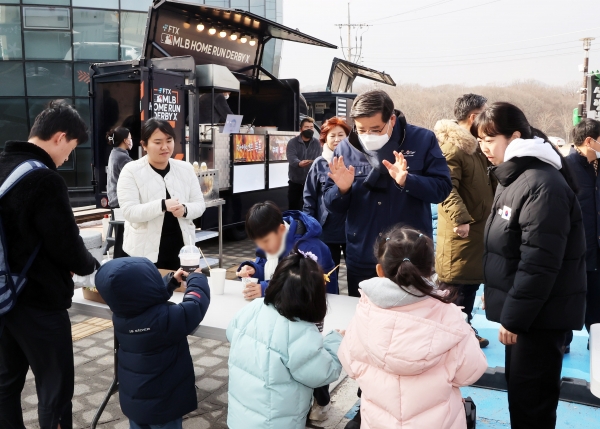 함양군은 9일 오후 1시 30분 상림공원 산삼주제관 앞에서 부경푸드트럭연합회(이하 연합회) 주관으로 ‘푸드트럭 나눔행사’를 가졌다고 밝혔다.