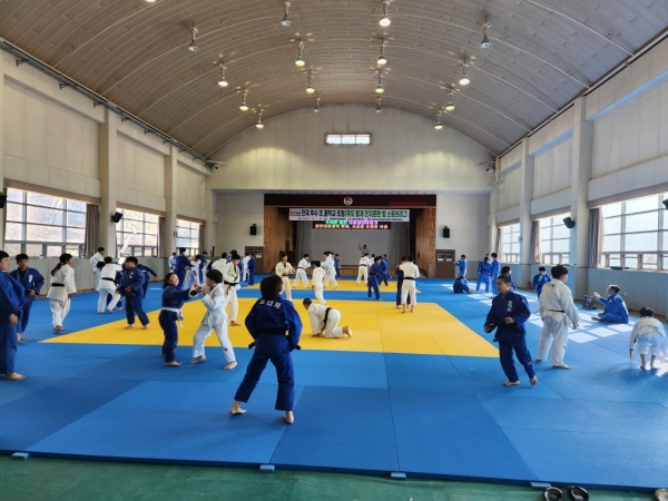 합천군(군수 김윤철)은 1월 9~20일 가야국민체육센터에서 2023년 전국 우수 초・중학교 초청 유도 동계전지훈련 및 스토브리그를 개최한다.