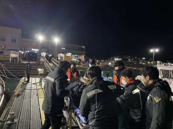 사천해양경찰서(서장 옥창묵)는 24일 풍랑주의보 속에서 섬마을 거주 응급환자를 이송했다고 25일 밝혔다.