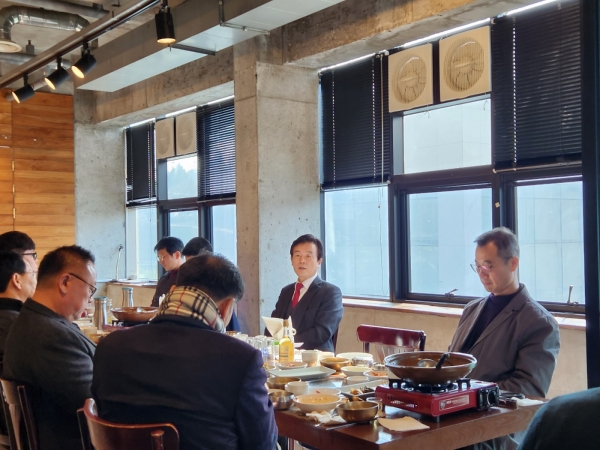 조규일 진주시장은 1일 기자 간담회 자리에서 “공공기관 이전이 급히 추진될 가능성을 열어두고 몇몇 부지를 일부로 비워두고 있다. 혁신도시 일부 및 신안공설운동장의 경우다”라고 밝혔다.