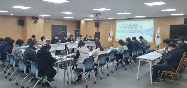 사천시 건축행정 담당 공무원들과 지역건축사들이 신속한 건축복합 민원처리 서비스를 제공하기 위해 소통간담회를 개최했다.