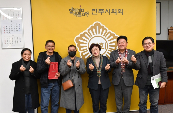 필리핀 말라이발라이(Malaybalay)시 정책연수단이 7~10일 진주시 등지에서 선진 수자원 관리정책을 벤치마킹 중인 가운데 첫날 일정으로 7일 진주시의회를 방문해 지속적인 교류를 위한 대화를 나눴다.