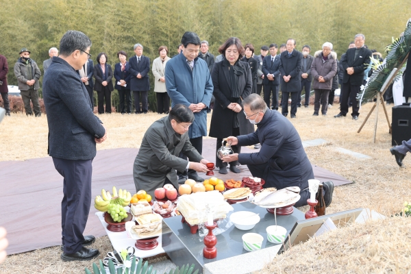 고성군 출신으로 평생을 가난한 사람들을 위해 헌신하며 ‘빈민의 벗’이라 불린 故 제정구 선생 24주기 추모식이 지난 11일 고성군 대가면 척정리 선생의 묘소에서 개최됐다.