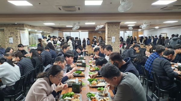 남해군은 지난 15일 여수시청 구내식당에서 남해군에서 생산된 수산물을 활용한 ‘남해 수산물 먹는 데이(DAY)’행사를 펼쳤다.