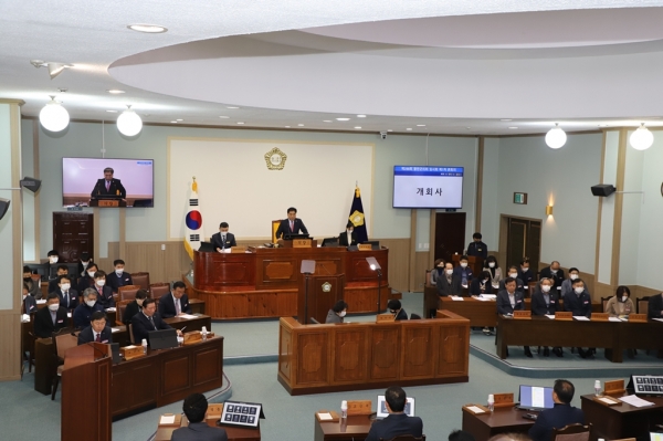 함안군의회(의장 곽세훈)는 17일 2023년 첫 회기인 제288회 임시회 제1차 본회의를 시작으로 오는 21일까지 5일간의 의사일정에 들어갔다.