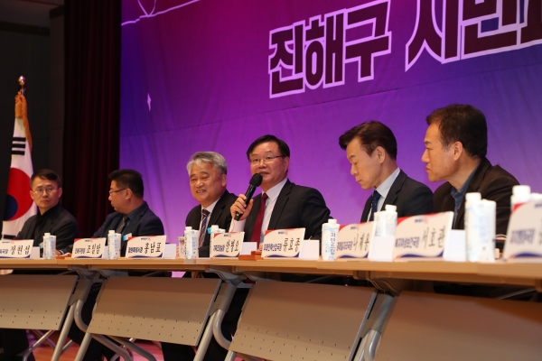 창원특례시(특례시장 홍남표)는 세 번째 시민과의 대화를 17일 오후 4시 진해구청 대회의실에서 성황리에 개최했다.
