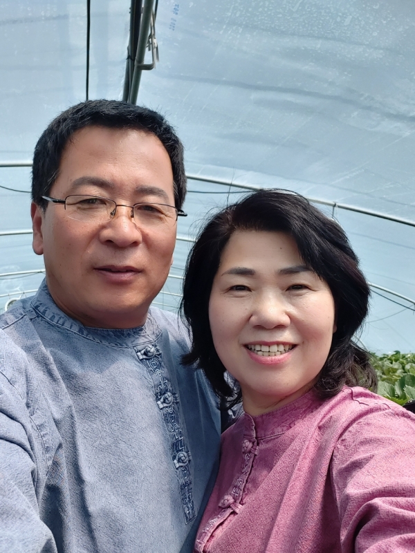 산청군 단성면에서 딸기 농사를 짓는 박동영(60), 하만연(57) 씨 부부가 오는 24일 경상국립대학교 2022학년도 전기 학위수여식에서 각각 농학박사학위와 농학석사학위를 취득한다.