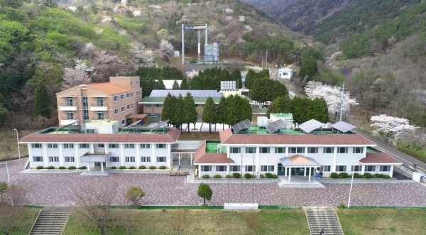 하동군이 광양만권경제자유구역 하동지구 갈사·대송산업단지 조성 사업 등으로 발생한 부채를 조기에 상환하고 재정건전성을 확보하고자 지출 구조조정과 공유재산 매각 등에 나섰다.