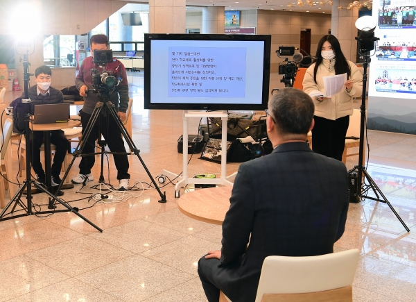 경상남도의회가 도민의 알권리 충족과 공감대 형성을 위해 사회관계망서비스(SNS) 맞춤형 의정뉴스 제작을 통한 온라인 소통‧홍보에 적극 나섰다.