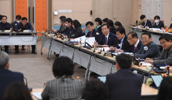 거창군은 24일 구인모 군수 주재로 부군수, 국장, 전 부서장과 읍면장이 참석한 가운데 2024년 국도비 확보를 위한 사업 보고회를 개최했다.
