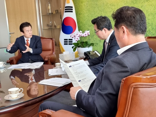 조규일 진주시장이 농업분야 현안사업 추진을 위해 28일 정부세종청사에서 정황근 농림축산식품부 장관을 만나 농촌협약, 그린바이오 벤처 캠퍼스 유치, 천연소재 전주기 표준화 지원 허브 구축 등 현안사업을 건의했다.