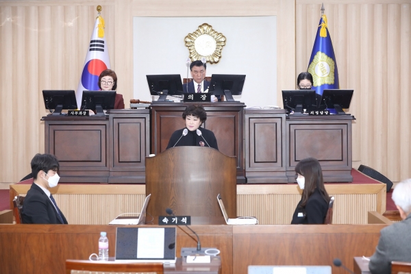 의령군의회(의장 김규찬)는 지난 24일 제273회 임시회를 열고 동산공원묘원 폐기물 불법 성토 등의 문제를 조사하기 위한 행정사무조사를 재적의원 10명 중 출석의원 8명의 전원 찬성으로 가결했다.