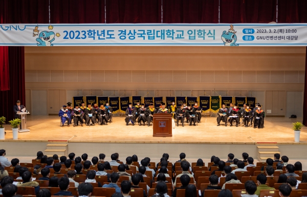 경상국립대학교(GNU·총장 권순기)는 2일 오전 10시 가좌캠퍼스 GNU컨벤션센터 2층 대강당에서 2023학년도 신입생 입학식을 개최했다.