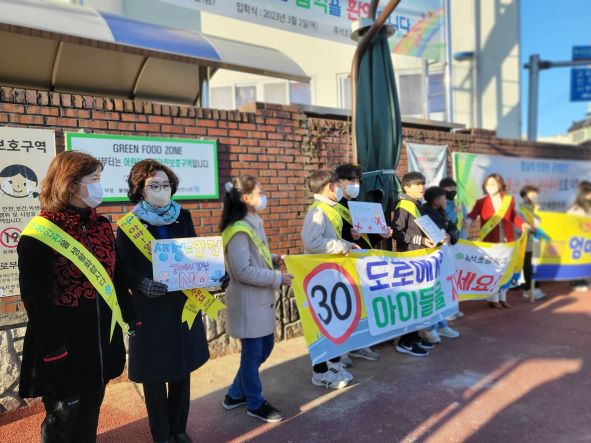 진주교육지원청(교육장 이외숙)은 지난 2일 촉석초등학교 사거리에서 새학기를 맞이해 안전한 등·하굣길 조성과 어린이 교통사고 예방을 위한 ‘새학년 맞이 교통안전 연합 캠페인’을 실시하였다.