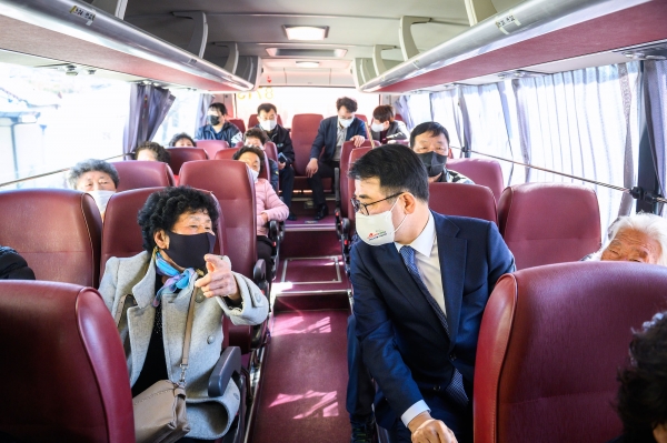 장충남 남해군수가 2일 오전 남해읍 사거리에서 서면방향 ‘1,000원 버스’를 탑승해 민생 현안을 살폈다.