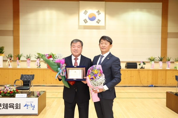 산청군체육회는 3일 ‘민선 1·2기 체육회장 이·취임식’을 개최했다고 밝혔다.