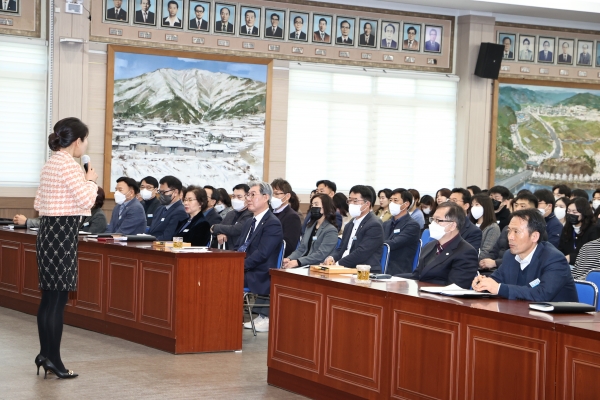 의령군(군수 오태완)은 지난 2일 군청 대회의실에서 오태완 군수를 비롯해 전 직원을 대상으로 공감스피치 교육을 진행했다.