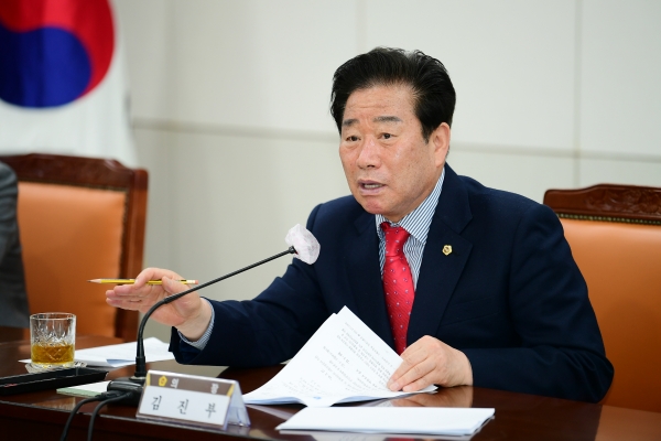 제12대 경상남도의회 전반기 확대의장단(의장 김진부)은 지난 9일 회의를 열고 경남도의 주요 도정현안사업에 대해 사전보고를 받고 현안을 점검했다.