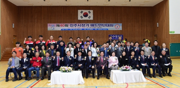 ‘제40회 진주시장기 배드민턴대회’가 11~12일 문산실내체육관 및 진주시생활체육관에서 700여 명의 배드민턴 동호인들이 참가한 가운데 개최됐다.