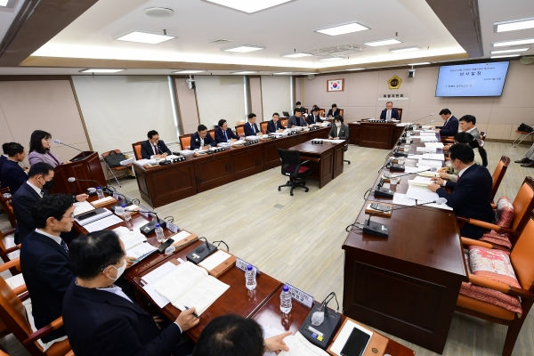경남도의회 조례정비특별위원회(위원장 정규헌)는 16일 본회의 산회 후 제3차 회의를 개최하여 집행부로부터 업무보고를 청취했다.