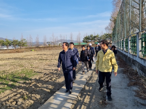 구인모 거창군수는 최근 공무원 10여 명과 거창읍 대평리 ‘한들지구 양수장 및 송수관로 설치공사’ 현장을 방문해 공사 진행 상황을 점검하고 관계자들을 격려했다.