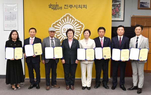 진주시의회는 지난 24일 의장실에서 ‘2022회계연도 결산검사위원’에 대한 위촉장을 수여하고, 20일간의 결산검사를 시작했다.