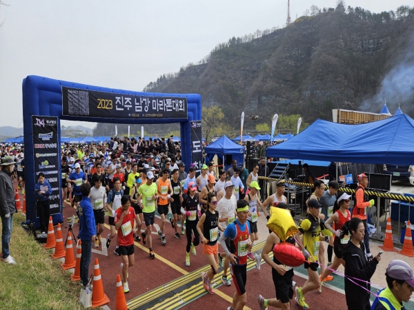 ‘2023 진주남강마라톤대회’가 26일 진주시 신안·평거 남강둔치 및 진양호 일원에서 3500여 명의 선수들이 참가한 가운데 개최됐다.