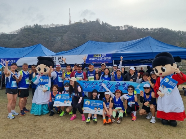 (재)산청세계전통의약항노화엑스포조직위원회(공동조직위원장 박완수 경남도지사, 이승화 산청군수, 이하 조직위)는 26일 '2023진주남강마라톤대회'에 참가하여 엑스포 현장 홍보 활동에 나섰다.