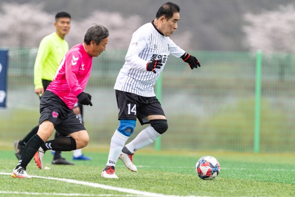 합천군(군수 김윤철)은 코로나로 4년 만에 열린 ‘제7회 경남축구협회장기 동호인 축구대회’가 개최됐다고 27일 밝혔다.