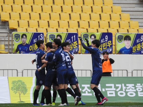 진주시민축구단이 지난 25일 진주종합경기장에서 열린 2023 K4리그 4R 당진시민축구단과의 홈경기에서 3 대 0으로 완승을 거뒀다.