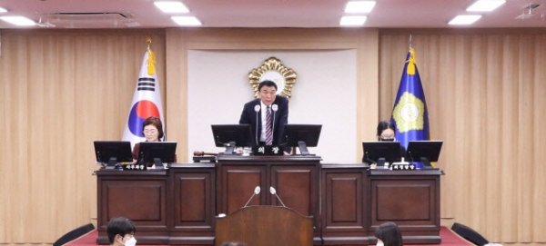 의령군의회는 29일 제276회 임시회를 개회했다.