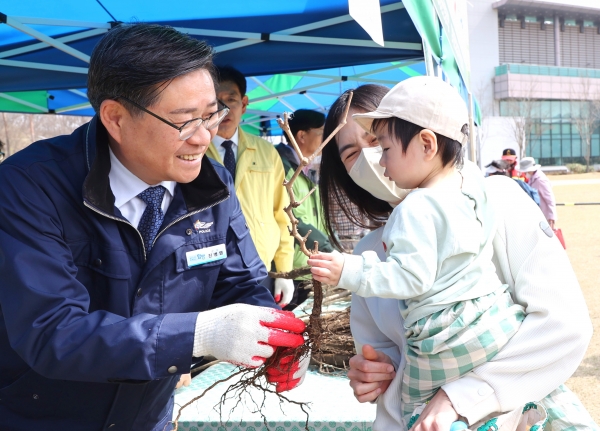 함양군은 30일 오후 상림공원 고운광장에서 묘목 1만여본을 준비해 군민들에게 1인당 3본씩 무료로 나무를 나누어 주는 행사를 가졌다.