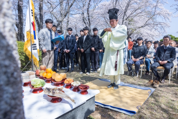 경상국립대학교(GNU·총장 권순기) 농업생명과학대학은 3월 31일 오전 11시 경상국립대 농업생명과학대학 부속동물사육장(진주시 금산면 소재)에서 ‘축혼제(畜魂祭)’를 개최한다.