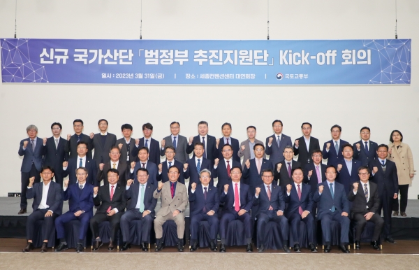 경남도는 지난 31일 정부세종컨벤션센터에서 이원재 국토교통부 제1차관이 주재하는 신규 국가산업단지 조속 추진을 위한 「범정부 추진지원단 Kick-off 회의」에 참석하여 창원 제2국가산업단지 등 국가산단 추진에 대하여 논의하고 규제 개선 등 다양한 의견을 개진하였다고 밝혔다.