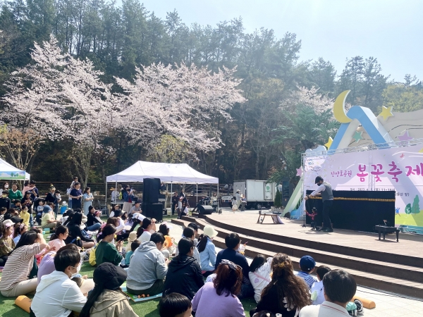 진주시가 1일 진양호공원 꿈키움동산 다이나믹 광장에서 개최한 ‘진양호공원 봄꽃축제’ 행사가 성황리에 끝났다.