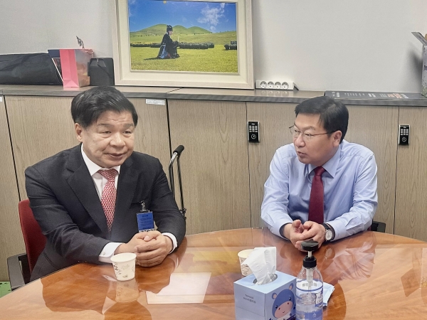 이상근 고성군수가 4일 국비 확보 및 지역현안 해결을 위해 정점식 국회의원(국민의힘, 통영시고성군)을 만났다.
