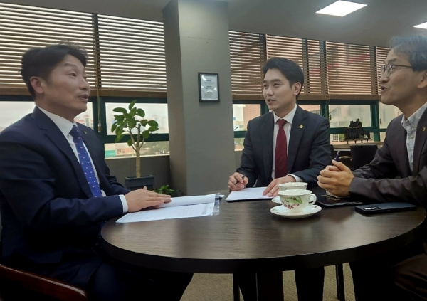정재욱 경상남도의원(진주1, 국민의힘)은 7일 김정구 NH농협 진주시 지부장과 긴급 면담을 갖고 주키니호박의 안정성 홍보를 주문했다.