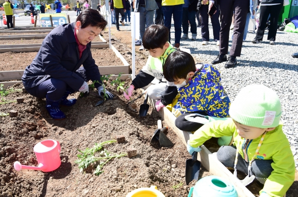 진주시는 8일 시민과 혁신도시 공공기관 임직원 가족들을 대상으로 농업체험과 생산적 여가활동을 위한 ‘시민텃밭’을 개장했다.