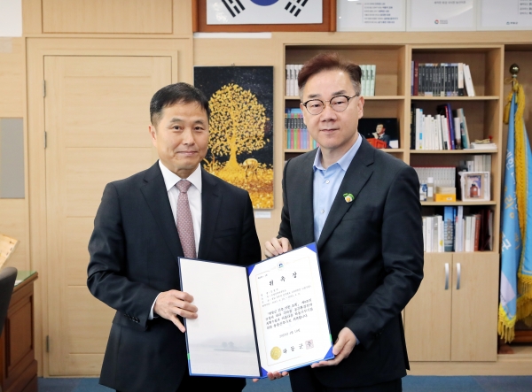 하동군은 10일 군수 집무실에서 두양건축사사무소 대표 문철수 건축사를 하동군 초대 총괄건축가로 위촉했다고 밝혔다.